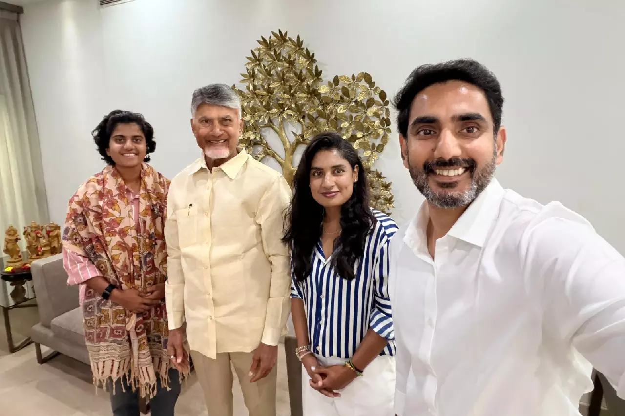 महिला विश्व कप विजेता टीम की सदस्य श्री चरणी ने सीएम नायडू से मुलाकात की महिला विश्व कप विजेता टीम की सदस्य श्री चरणी ने सीएम नायडू से मुलाकात की