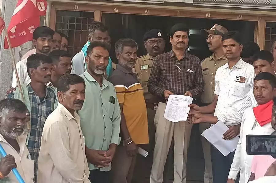 गन्ना किसानों के एसोसिएशन ने गन्ने की पैदावार के आधार पर ₹5,500 प्रति टन की मांग की गन्ना किसानों के एसोसिएशन ने गन्ने की पैदावार के आधार पर ₹5,500 प्रति टन की मांग की