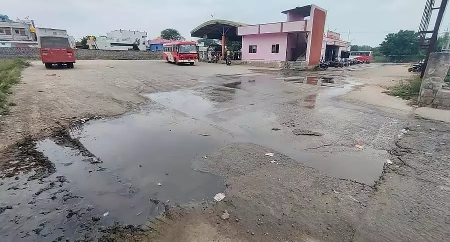 मास्की बस स्टैंड पर बदबू: यात्री घबराए मास्की बस स्टैंड पर बदबू: यात्री घबराए