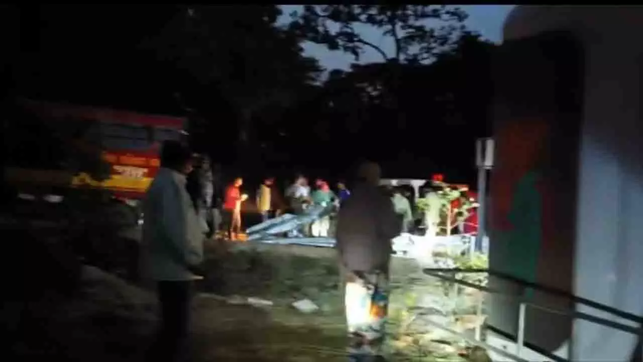 कलिंगा घाट पर बारगढ़-बरहामपुर बस पलटने से एक व्यक्ति की मौत कलिंगा घाट पर बारगढ़-बरहामपुर बस पलटने से एक व्यक्ति की मौत