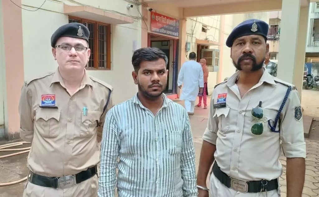 नौकरी दिलाने महिला से अश्लील डिमांड, वार्ड बॉय गिरफ्तार नौकरी दिलाने महिला से अश्लील डिमांड, वार्ड बॉय गिरफ्तार