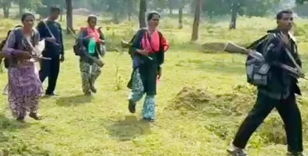 धमतरी-ओड़िसा बॉर्डर में सक्रिय 8 नक्सलियों ने किया सरेंडर धमतरी-ओड़िसा बॉर्डर में सक्रिय 8 नक्सलियों ने किया सरेंडर