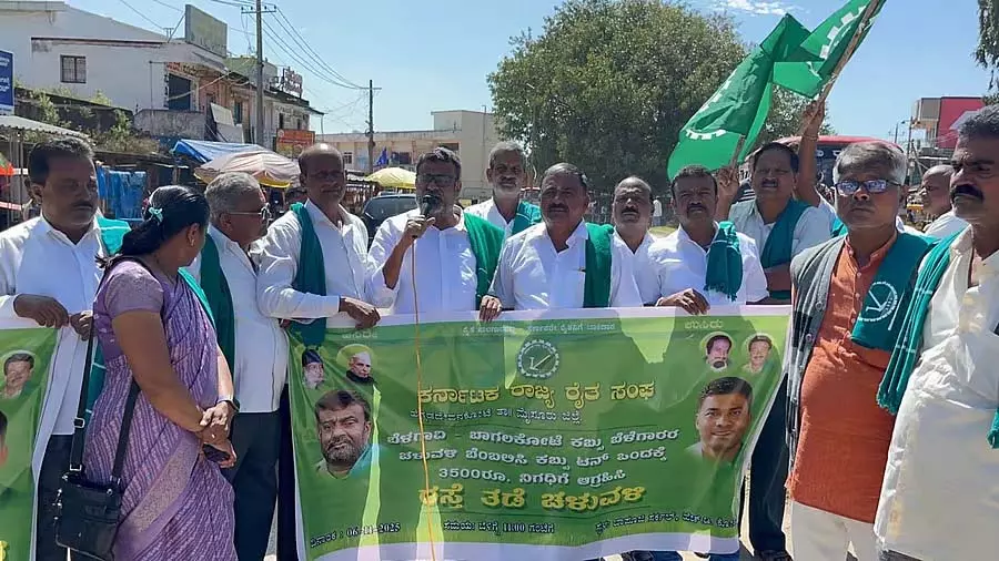 Karnataka : गन्ना किसानों के संघर्ष को समर्थन Karnataka : गन्ना किसानों के संघर्ष को समर्थन