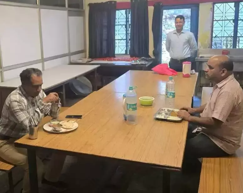 Haldwani: एसएसपी मंजुनाथ ने जवानों के साथ मैस में किया भोजन Haldwani: एसएसपी मंजुनाथ ने जवानों के साथ मैस में किया भोजन