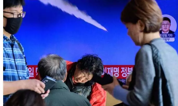 North Korea ने बैलिस्टिक मिसाइल दागी, सियोल की परमाणु पनडुब्बी योजना के बाद बढ़ा तनाव North Korea ने बैलिस्टिक मिसाइल दागी, सियोल की परमाणु पनडुब्बी योजना के बाद बढ़ा तनाव