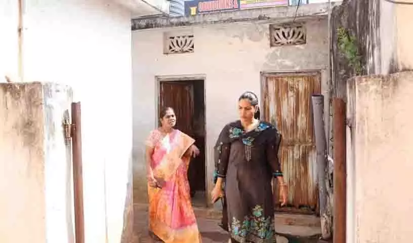 संगारेड्डी कलेक्टर ने खराब सफाई के चलते प्रधानाध्यापिका को निलंबित किया संगारेड्डी कलेक्टर ने खराब सफाई के चलते प्रधानाध्यापिका को निलंबित किया