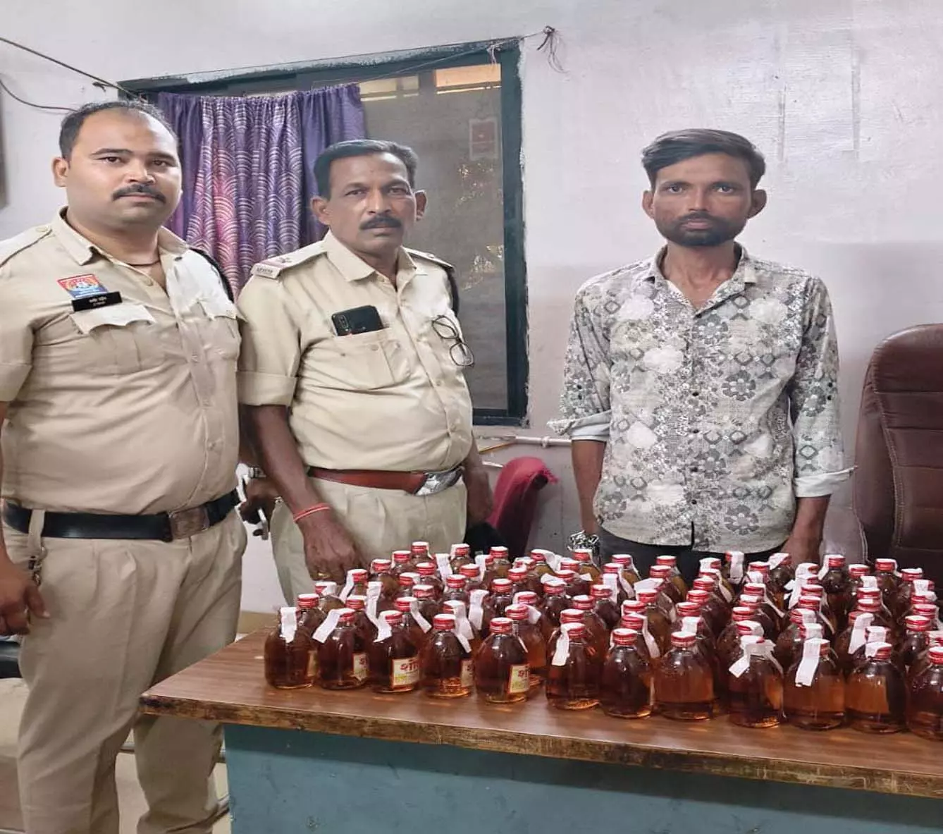 Raipur Breaking: 89 पौव्वा देशी मसाला शराब के साथ निगरानी बदमाश गिरफ्तार Raipur Breaking: 89 पौव्वा देशी मसाला शराब के साथ निगरानी बदमाश गिरफ्तार