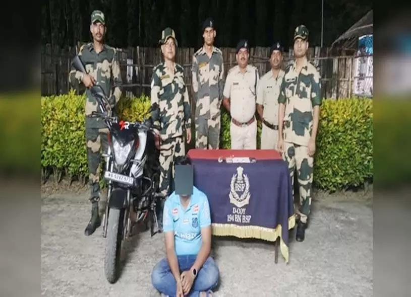 BSF, RPF ने तस्कर को किया गिरफ्तार, 30 लाख का सोना जब्त BSF, RPF ने तस्कर को किया गिरफ्तार, 30 लाख का सोना जब्त