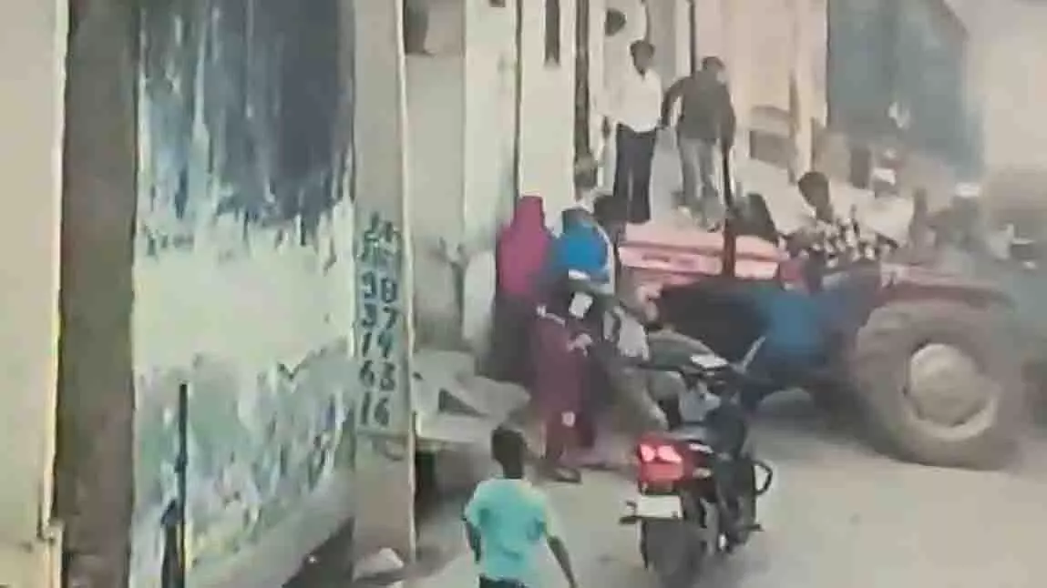 UP के बिजनौर में ट्रैक्टर ने 8 साल के बच्चे को कुचलकर मार डाला UP के बिजनौर में ट्रैक्टर ने 8 साल के बच्चे को कुचलकर मार डाला