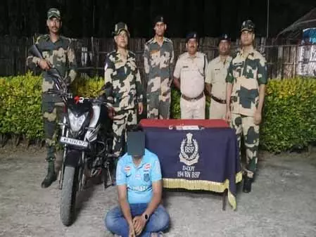 BSF, आरपीएफ ने तस्कर को किया गिरफ्तार, 30 लाख रुपए का सोना जब्त BSF, आरपीएफ ने तस्कर को किया गिरफ्तार, 30 लाख रुपए का सोना जब्त