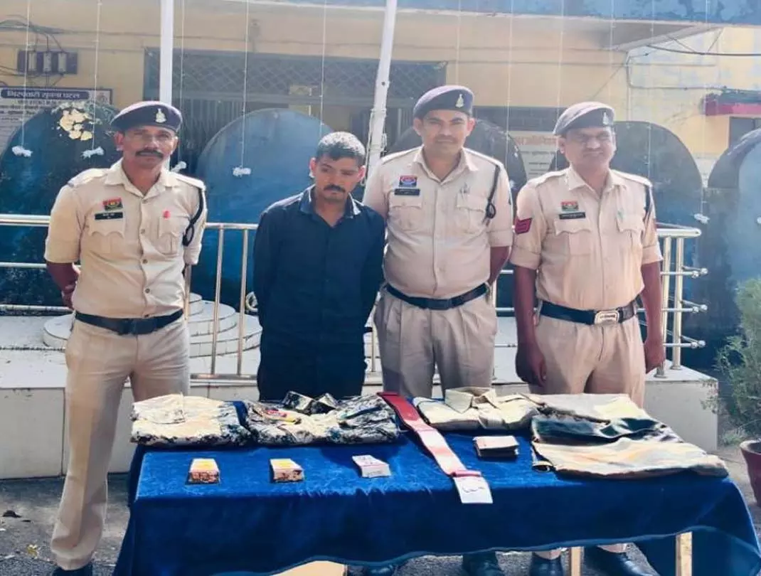 फर्जी थाना प्रभारी गिरफ्तार, वर्दी, नेमप्लेट और पुलिसिया अंदाज से की थी लाखों की ठगी फर्जी थाना प्रभारी गिरफ्तार, वर्दी, नेमप्लेट और पुलिसिया अंदाज से की थी लाखों की ठगी