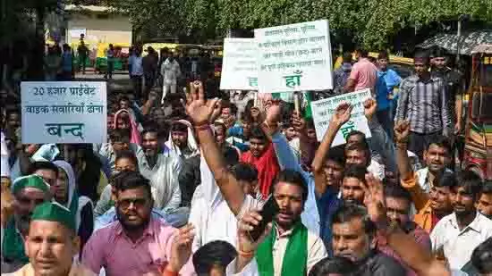 Noida: ऑटो चालकों ने अवैध बाइक टैक्सियों और ई-रिक्शा का विरोध किया Noida: ऑटो चालकों ने अवैध बाइक टैक्सियों और ई-रिक्शा का विरोध किया
