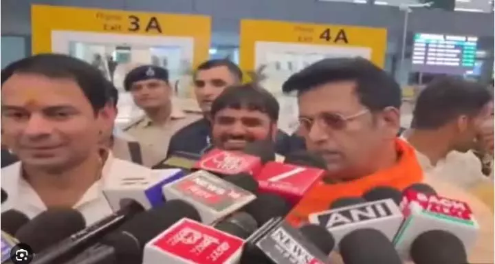 तेज प्रताप यादव और रवि किशन की मुलाकात से गरमाई बिहार की सियासत तेज प्रताप यादव और रवि किशन की मुलाकात से गरमाई बिहार की सियासत