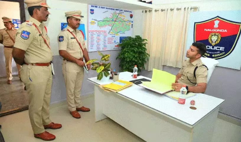 ग्राम पुलिस अधिकारियों को लोगों से बातचीत करनी चाहिए: एसपी Sharat Chandra Pawar ग्राम पुलिस अधिकारियों को लोगों से बातचीत करनी चाहिए: एसपी Sharat Chandra Pawar