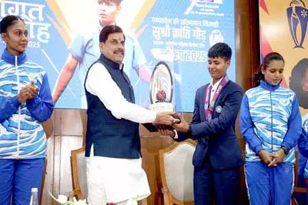 भोपाल में भारतीय महिला क्रिकेट टीम की खिलाड़ी क्रांति गौड़ का स्वागत भोपाल में भारतीय महिला क्रिकेट टीम की खिलाड़ी क्रांति गौड़ का स्वागत