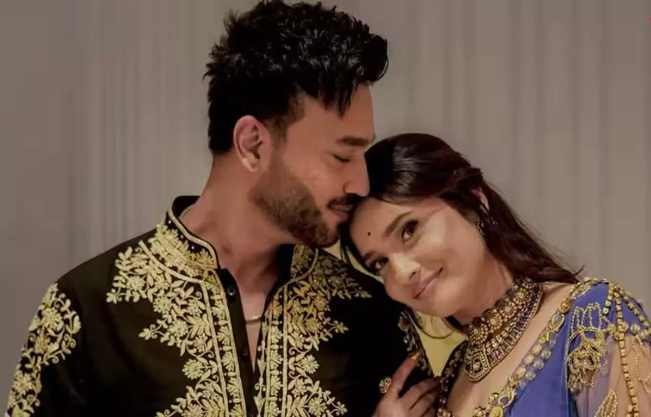 Vicky Jain ने हक से किया डेब्यू, अंकिता लोखंडे ने दी दिल से बधाई Vicky Jain ने हक से किया डेब्यू, अंकिता लोखंडे ने दी दिल से बधाई