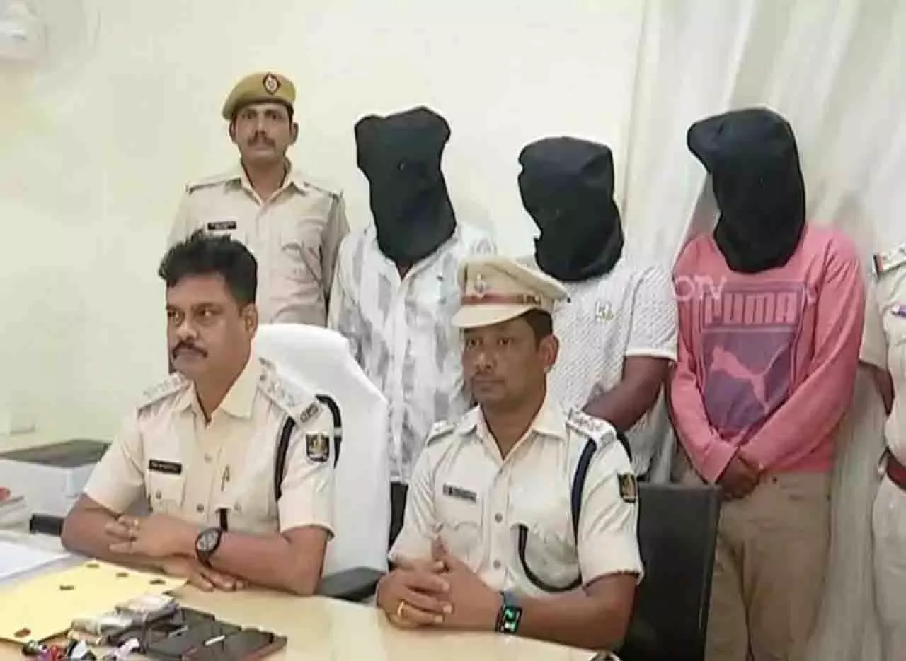 Khordha में 15 लाख रुपये की ब्राउन शुगर जब्त, तीन गिरफ्तार Khordha में 15 लाख रुपये की ब्राउन शुगर जब्त, तीन गिरफ्तार