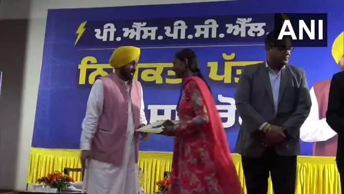 CM भगवंत मान ने 2,100 से अधिक उम्मीदवारों को नियुक्ति पत्र वितरित किए CM भगवंत मान ने 2,100 से अधिक उम्मीदवारों को नियुक्ति पत्र वितरित किए