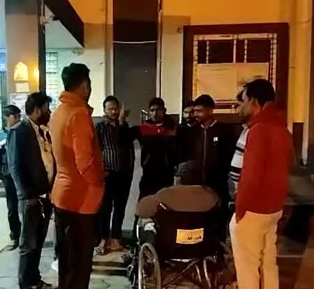 पुलिसकर्मी की लापरवाही से हादसा, एक की मौत, चार गंभीर पुलिसकर्मी की लापरवाही से हादसा, एक की मौत, चार गंभीर