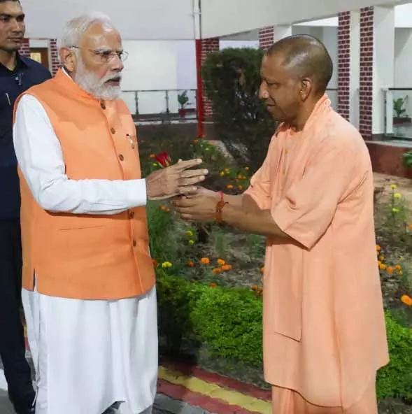 प्रधानमंत्री मोदी का भव्य स्वागत , मुख्यमंत्री योगी आदित्यनाथ ने किया अभिनंदन प्रधानमंत्री मोदी का भव्य स्वागत , मुख्यमंत्री योगी आदित्यनाथ ने किया अभिनंदन