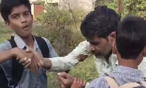गुरूजी को स्टूडेंट्स ने संभाला, टुन्न था नशे में गुरूजी को स्टूडेंट्स ने संभाला, टुन्न था नशे में