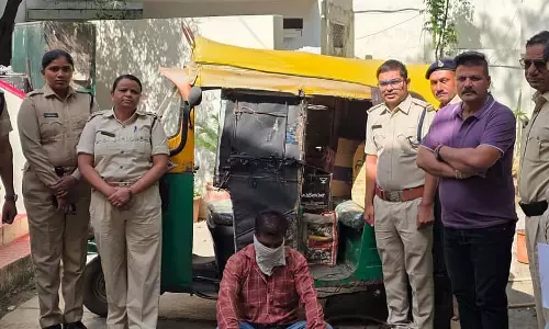 Indore : एक्साइज टीम ने ऑटो रिक्शा में अवैध रूप से शराब ले जा रहे एक व्यक्ति को पकड़ा