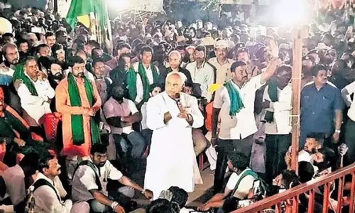 Karnataka : गन्ने की लड़ाई जारी है क्योंकि कीमतें नहीं बढ़ रही है