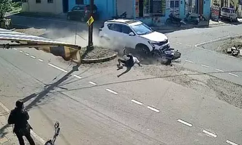 MP : खंडवा में तेज़ रफ़्तार कार ने बाइक को टक्कर मारी, आदमी बुरी तरह घायल MP : खंडवा में तेज़ रफ़्तार कार ने बाइक को टक्कर मारी, आदमी बुरी तरह घायल