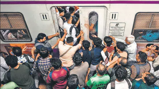 Mumbra हादसे के खिलाफ प्रदर्शन के बाद मध्य रेलवे में ट्रेन की चपेट में आने से 2 लोगों की मौत Mumbra हादसे के खिलाफ प्रदर्शन के बाद मध्य रेलवे में ट्रेन की चपेट में आने से 2 लोगों की मौत