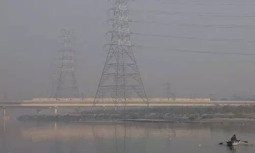 Delhi की हवा की क्वालिटी 309 पर बहुत खराब बनी हुई है, शहर में हल्का कोहरा छाया हुआ है