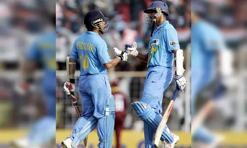 8 नवंबर का ऐतिहासिक दिन, जब तेंदुलकर-द्रविड़ के बीच हुई 331 रन की रिकॉर्ड साझेदारी 8 नवंबर का ऐतिहासिक दिन, जब तेंदुलकर-द्रविड़ के बीच हुई 331 रन की रिकॉर्ड साझेदारी