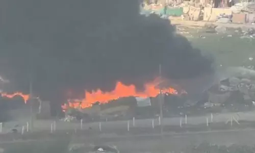 झुग्गियों में लगी भीषण आग, कई परिवारों का सामान खाक, फायर ब्रिगेड की 5 गाड़ियां मौके पर झुग्गियों में लगी भीषण आग, कई परिवारों का सामान खाक, फायर ब्रिगेड की 5 गाड़ियां मौके पर
