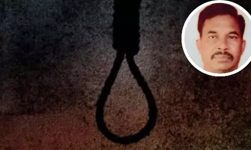 MP : रतलाम में पुलिस क्वार्टर में 50 साल के कांस्टेबल ने फांसी लगाकर आत्महत्या कर ली MP : रतलाम में पुलिस क्वार्टर में 50 साल के कांस्टेबल ने फांसी लगाकर आत्महत्या कर ली