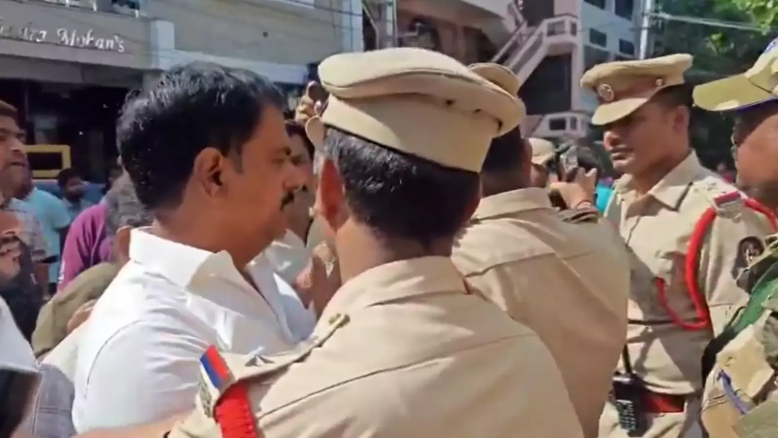 BRS के पूर्व विधायक और एमएलसी के घरों पर छापेमारी BRS के पूर्व विधायक और एमएलसी के घरों पर छापेमारी