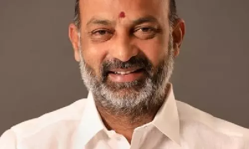 राज्य मंत्री बंदी संजय ने वोट के लिए टोपी पहनने पर तेलंगाना के CM पर निशाना साधा राज्य मंत्री बंदी संजय ने वोट के लिए टोपी पहनने पर तेलंगाना के CM पर निशाना साधा