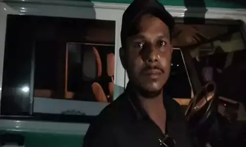 महतारी एक्सप्रेस 102 को शराबी ड्राइवर ने बीच सड़क में किया खड़ा, जमकर हुआ बवाल महतारी एक्सप्रेस 102 को शराबी ड्राइवर ने बीच सड़क में किया खड़ा, जमकर हुआ बवाल