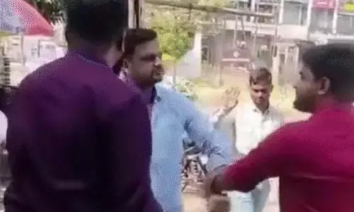 कोचिंग सेंटर के सामने मारपीट, पम्पलेट बांटने पर उपजा विवाद