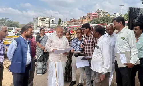Karnataka : परिवहन मंत्री ने केम्पेगौड़ा बस स्टैंड का अचानक दौरा किया Karnataka : परिवहन मंत्री ने केम्पेगौड़ा बस स्टैंड का अचानक दौरा किया