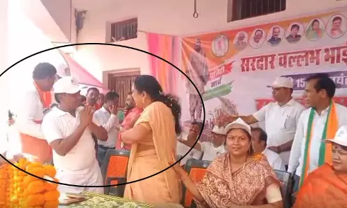 बीजेपी नेत्री को मंच में आई गुस्सा, हाथ जोड़े बीजेपी नेता