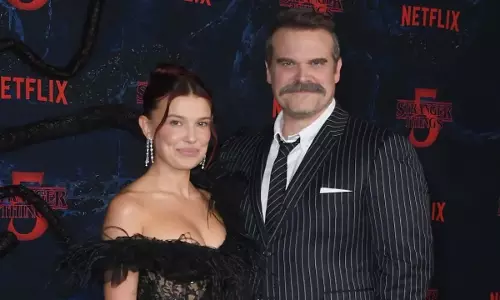Stranger Things के प्रीमियर पर मिली बॉबी ब्राउन और डेविड हार्बर गले मिले