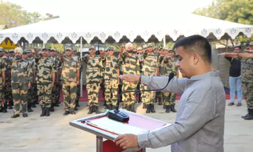 गुजरात के Dy CM ने कच्छ में सीमा चौकी पर सैनिकों के संग गाया ‘वंदे मातरम