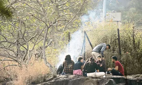 Pune : कॉलेज स्टूडेंट्स ने वेताल टेकरी पर बोनफायर पर मैगी बनाकर हंगामा खड़ा कर दिया