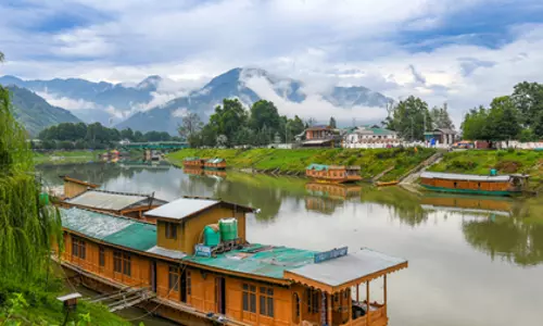 Srinagar में पारा 0.2 डिग्री तक गिरा, सीज़न की सबसे ठंडी रात दर्ज Srinagar में पारा 0.2 डिग्री तक गिरा, सीज़न की सबसे ठंडी रात दर्ज