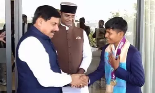 CM ने वर्ल्ड कप जीत के बाद क्रांति गौड़ को मेडल और ₹1 करोड़ का इनाम देकर सम्मानित किया