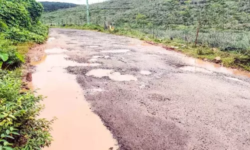 Kerala ; सड़क धंसी, निजी बसों की सेवा बंद Kerala ; सड़क धंसी, निजी बसों की सेवा बंद