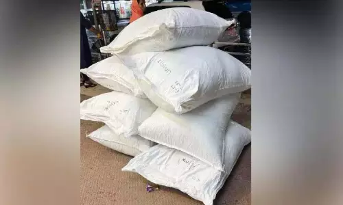 Kerala : निजी बस से 9 लाख रुपये की इलायची ज़ब्त की गई Kerala : निजी बस से 9 लाख रुपये की इलायची ज़ब्त की गई
