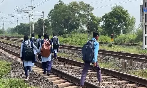 Bareilly: रेलवे लाइन पार करते बच्चे, रास्ता बंद होने से परेशानी Bareilly: रेलवे लाइन पार करते बच्चे, रास्ता बंद होने से परेशानी