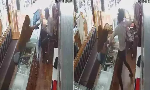 आंखों में मिर्च झोंककर सोना चुराने की कोशिश.. दुकान मालिक ने महिला की पिटाई की आंखों में मिर्च झोंककर सोना चुराने की कोशिश.. दुकान मालिक ने महिला की पिटाई की