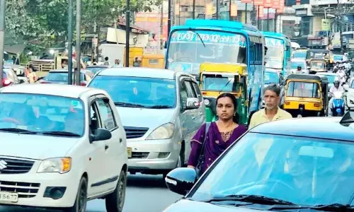 Kerala : राष्ट्रीय राजमार्ग पर जाम के कारण बसों को निकलने में दिक्कत