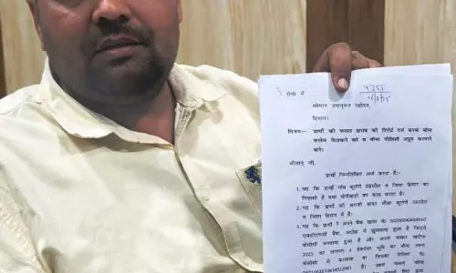 DC से शिकायत की कि कंपनी ने उन्हें फसल बीमा कवर देने से इनकार कर दिया